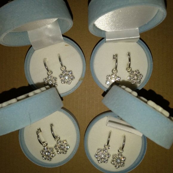 Avon ❄ Snowflake Pierced Earrings NWT - Picture 3 of 7